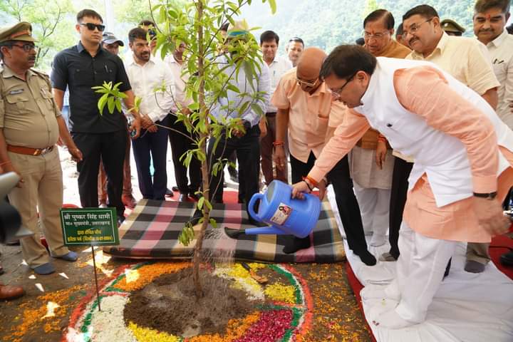 मुख्यमंत्री धामी ने ‘शहीदों के नाम पौधरोपण’ कार्यक्रम में किया प्रतिभाग, वृक्षारोपण कर दी श्रद्धांजलि