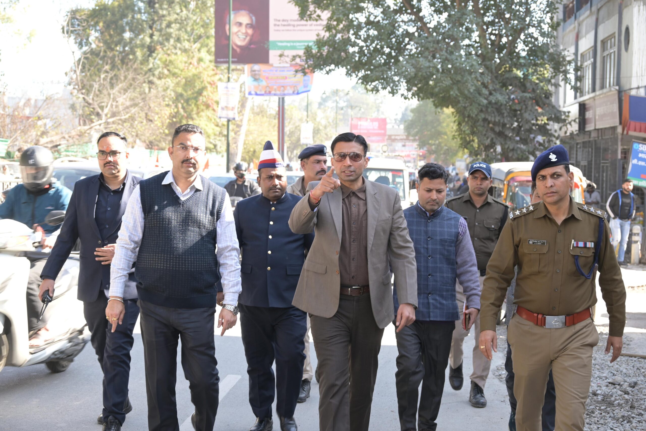 डीएम का अल्टीमेटम: शाम तक सड़क बहाल करो, वरना दर्ज होगा मुकदमा