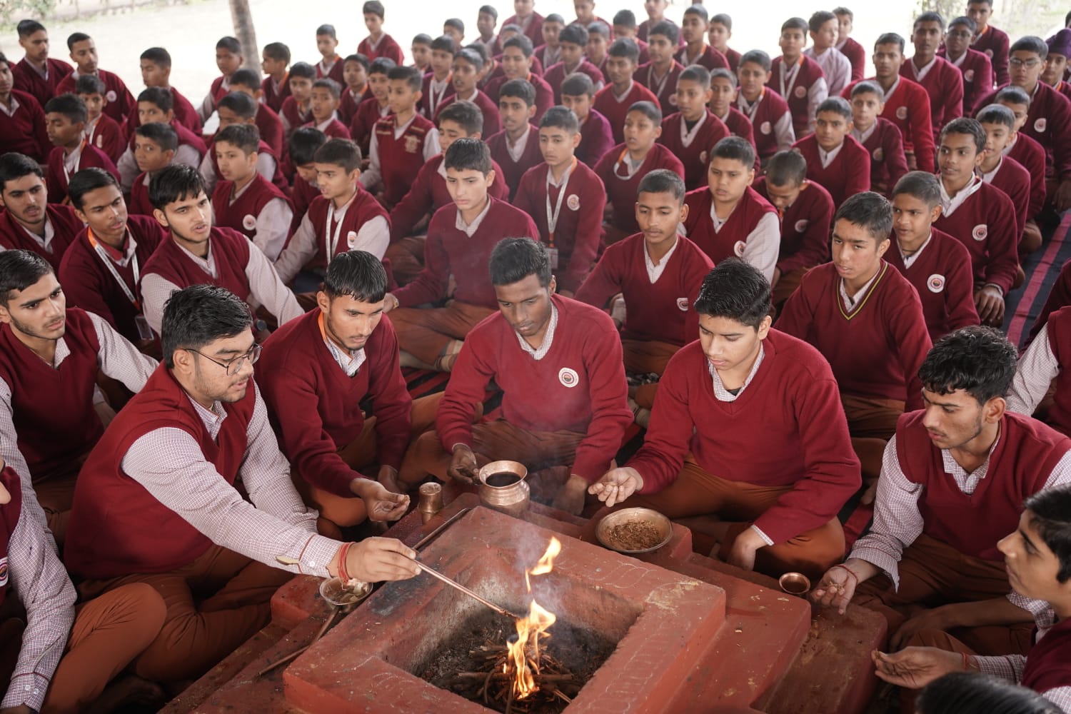 गुरुकुल परिसर में ज्ञान और भक्ति का संगम — यज्ञ व प्रश्नोत्तर प्रतियोगिता ने बांधा समां