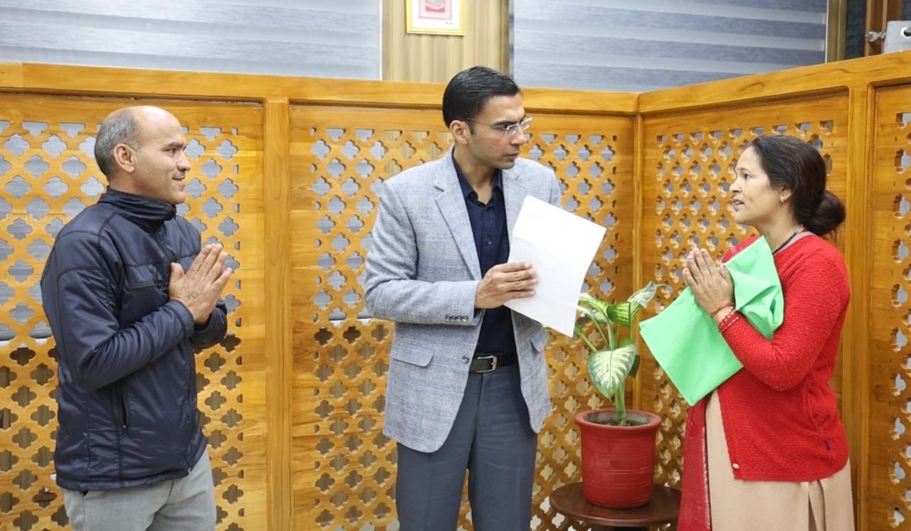 भू-माफियाओं पर डीएम का प्रहार — प्रशासन ने दिलाया आवंटित भूखण्ड का कब्जा