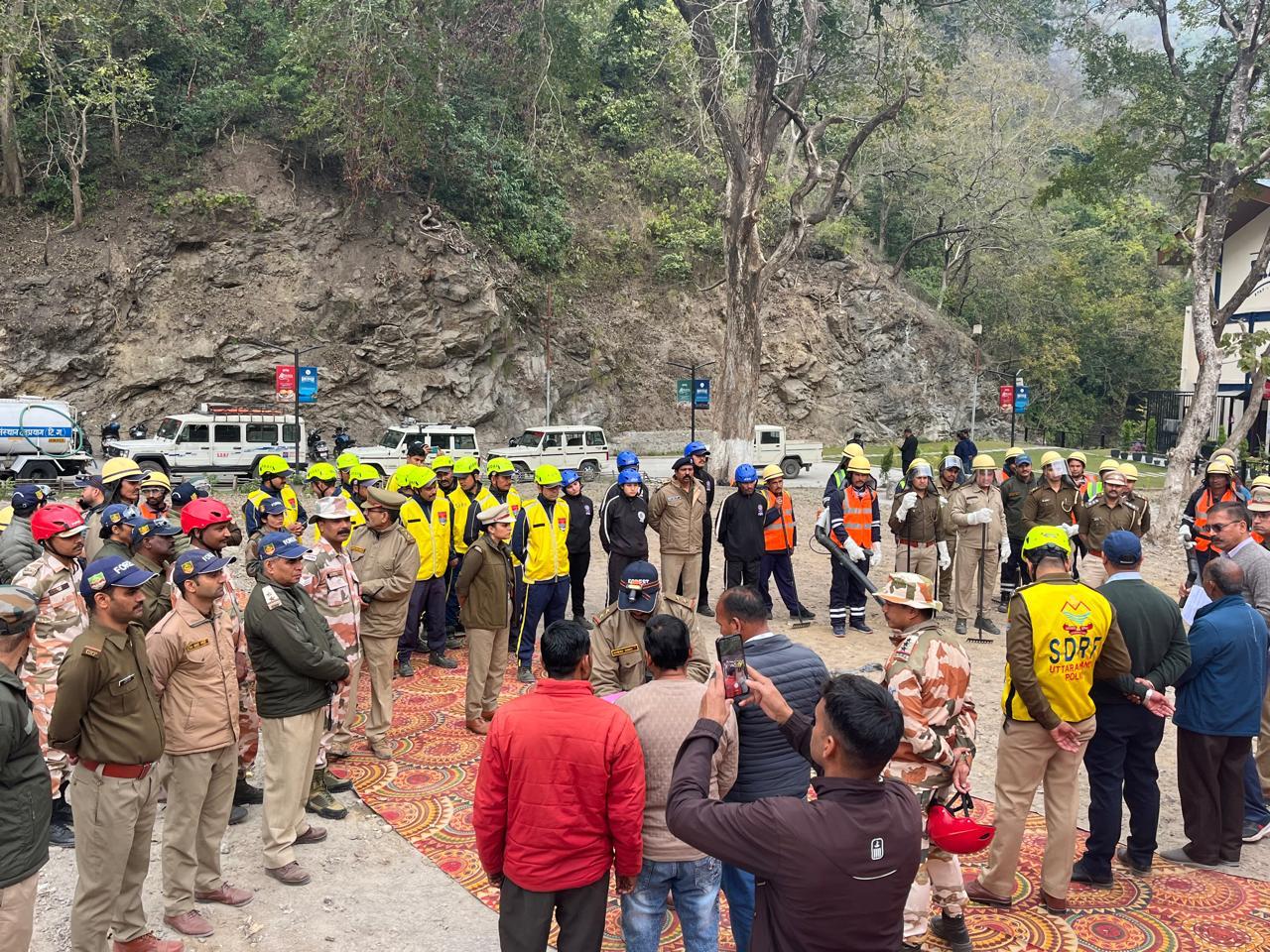 मिनटों में एक्शन, टीमवर्क में परफेक्शन — नरेंद्र नगर वन प्रभाग की प्रभावी अग्नि रणनीति