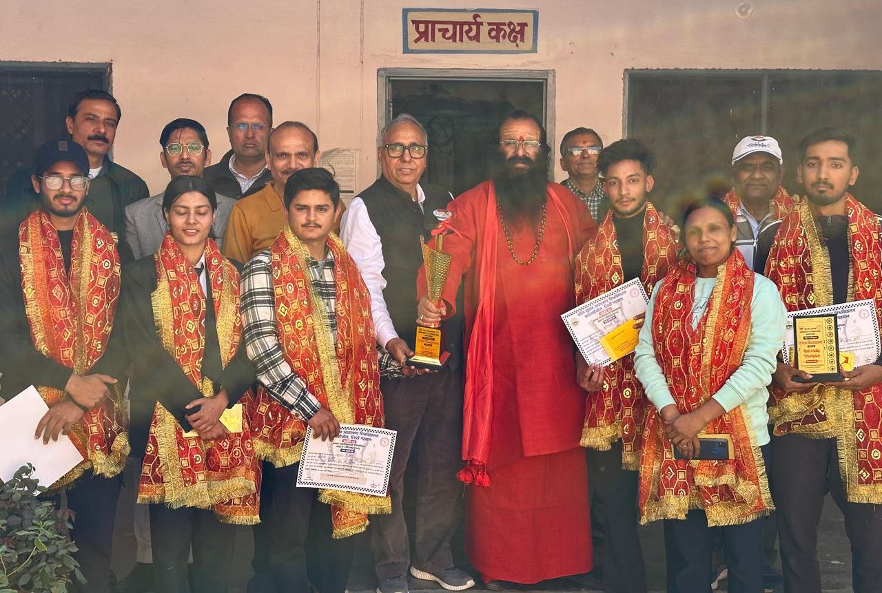 सम्मान समारोह में श्रीमहन्त डॉ. रविन्द्र पुरी ने बढ़ाया एस.एम.जे.एन. पी.जी. कॉलेज के खिलाड़ियों का उत्साह