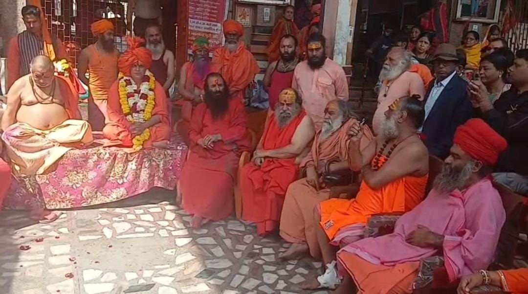 गोबर होली से संत समाज का संदेश, महंत रविंद्र पुरी ने बताई इसकी आध्यात्मिक महत्ता