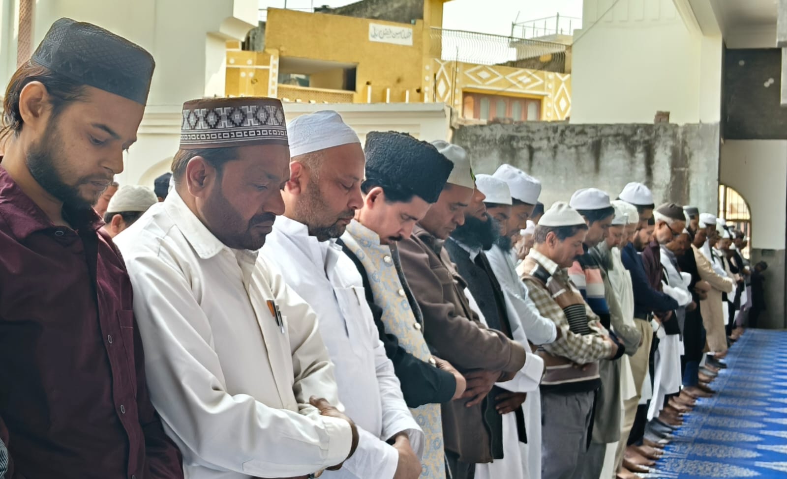 जुमा की नमाज में अमन-चैन की दुआ, जरूरतमंदों की मदद की अपील