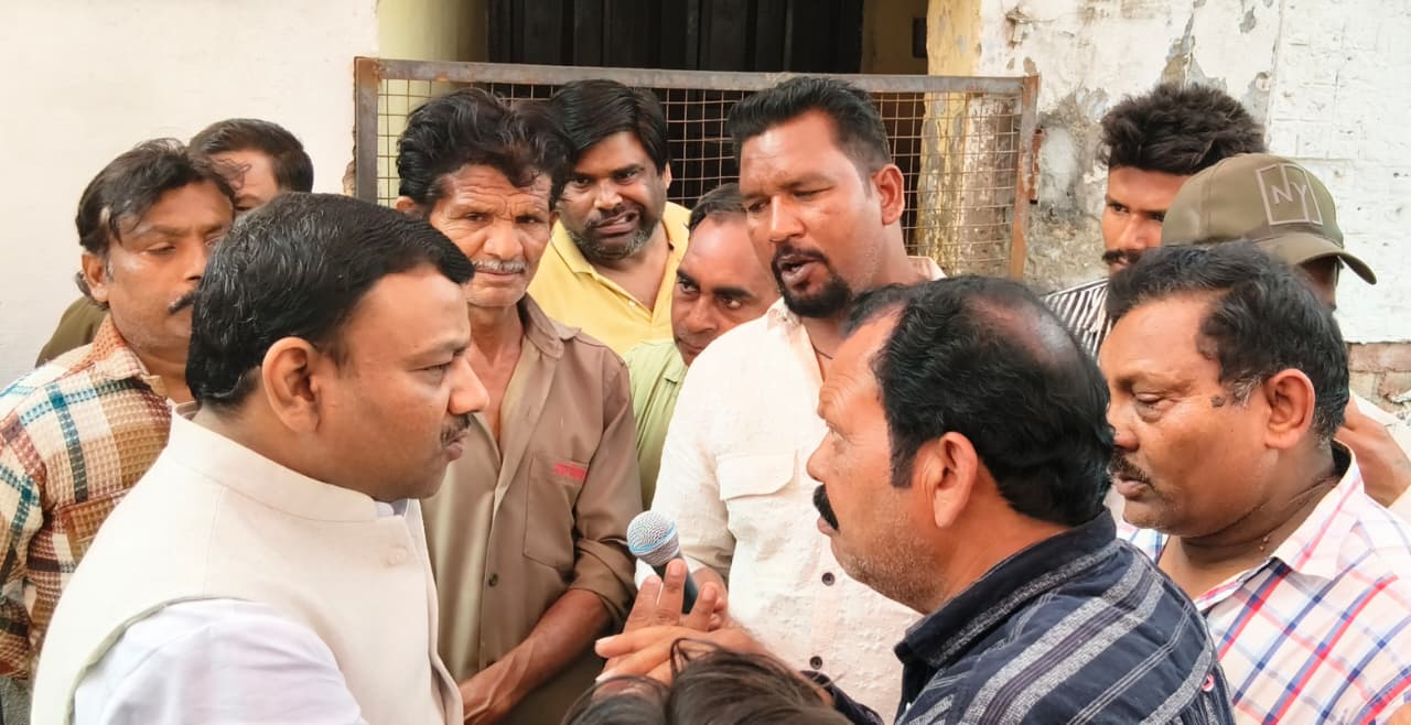 धरने से चरमराई शहर की सफाई व्यवस्था, नगर निगम में वार्ता जारी