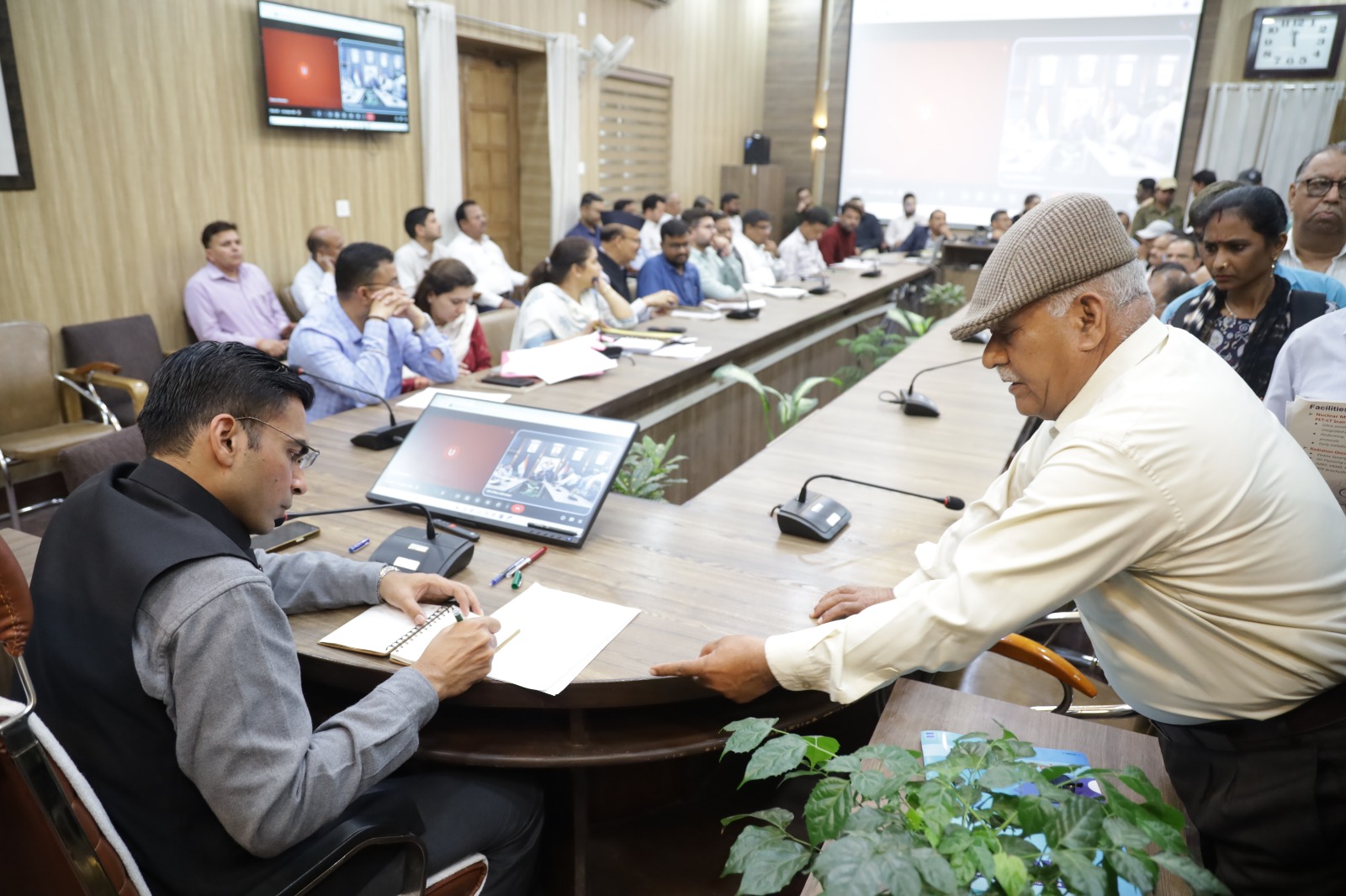 जनता दर्शन बना राहत का दरबार: आर्थिक सहायता, पेंशन और कार्रवाई के त्वरित आदेश