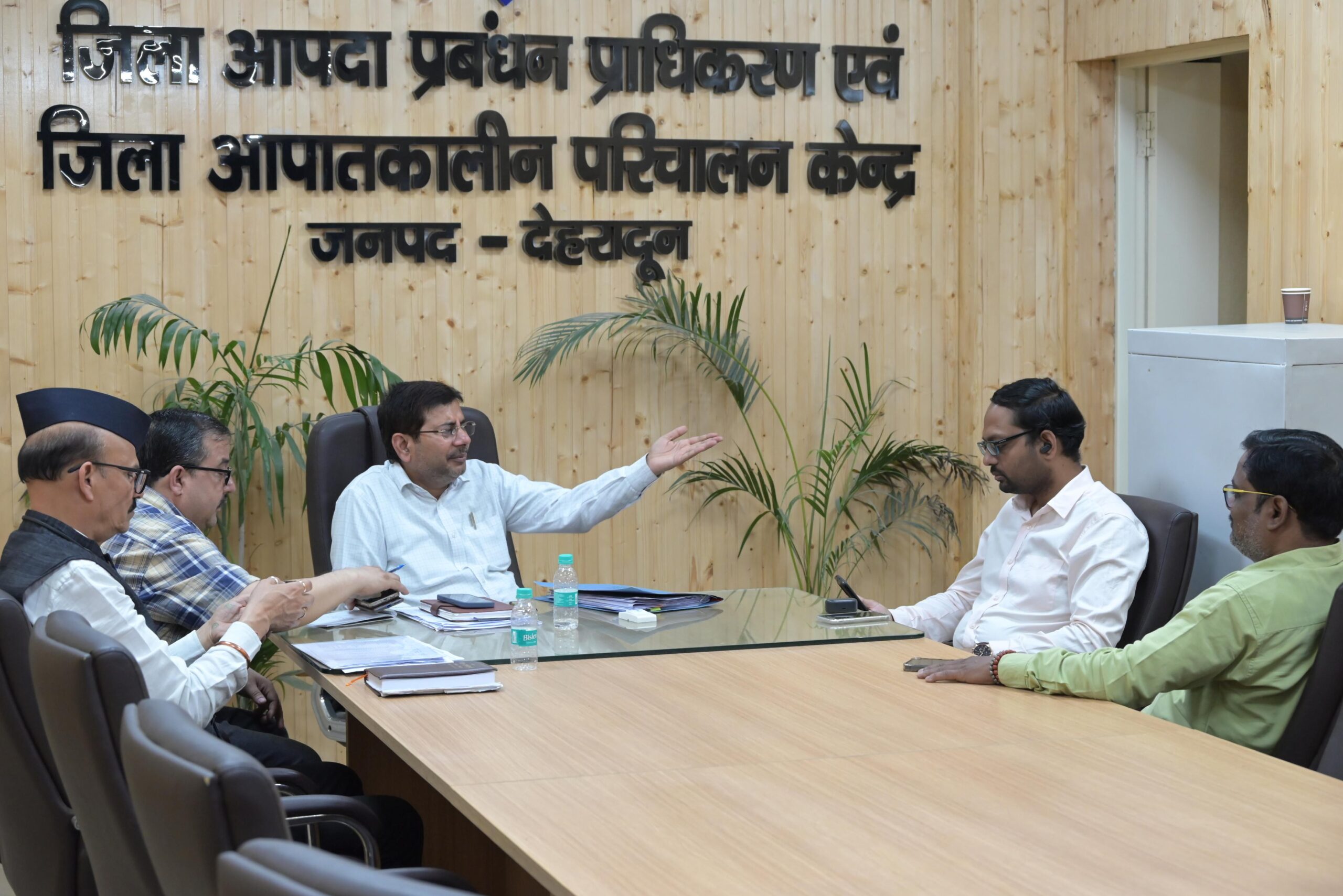 डीएम सविन बंसल की कार्रवाई से मचा हड़कंप, गैस एजेंसियों और प्रतिष्ठानों पर छापे, 19 सिलेंडर जब्त