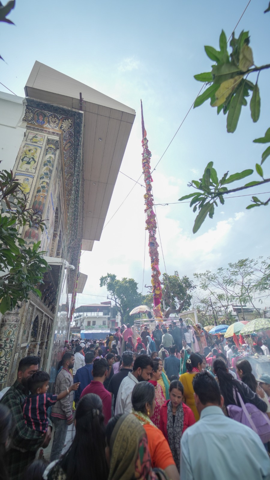 श्री झंडे जी के दरबार में लगी श्रद्धालुओं की कतारें, मेले में उमंग और भक्ति का संगम