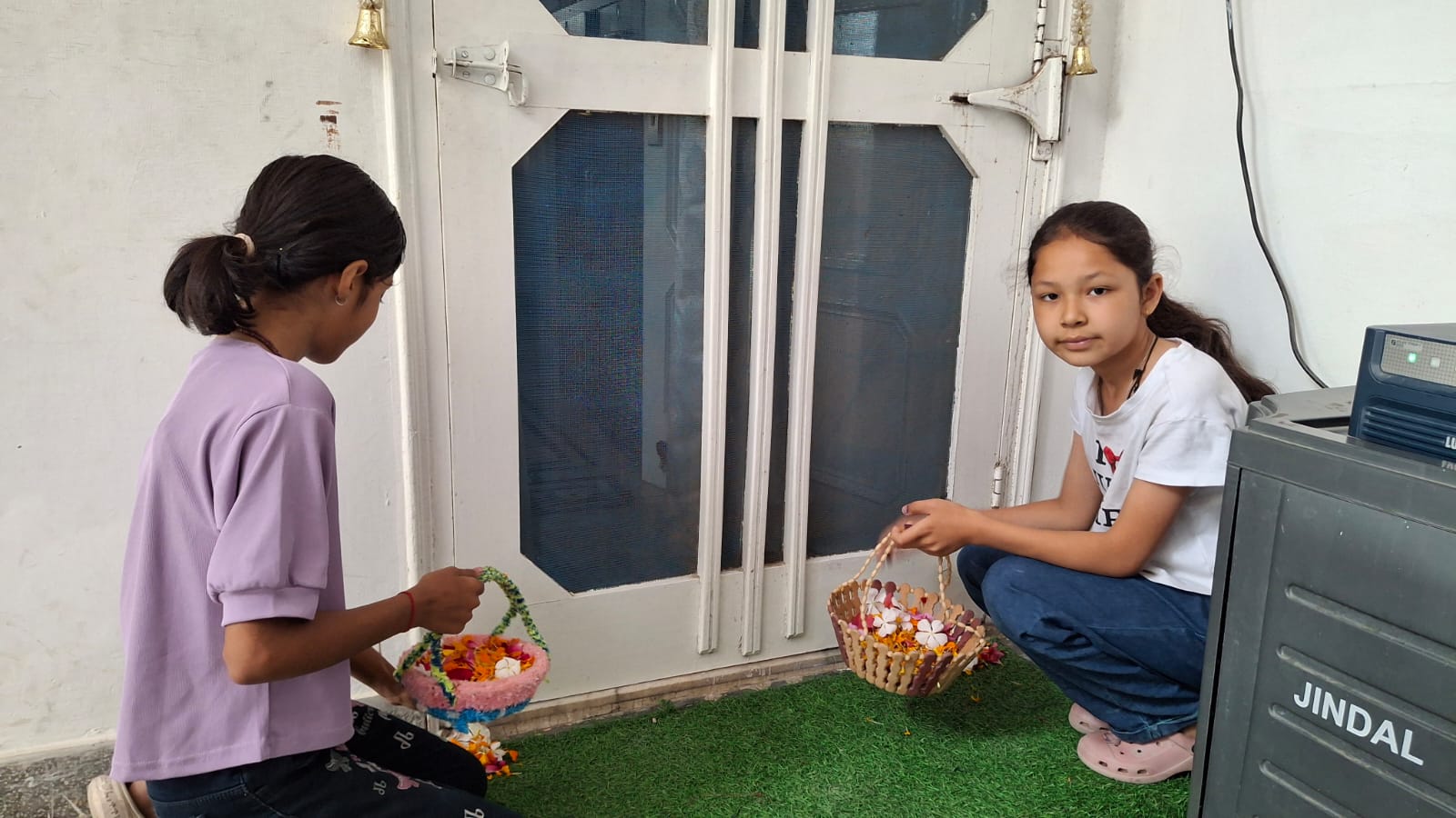 दहलीज पर बिखरे फूल, गीतों में बसी परंपरा—फूलदेई ने जगाई संस्कृति की चेतना