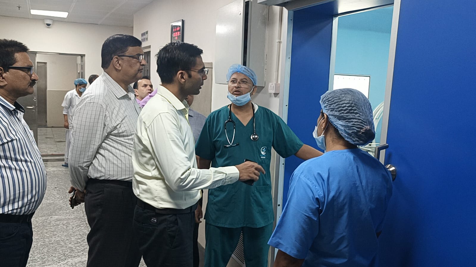 धामी के निर्देश पर DM सविन बंसल ने अस्पतालों में लैब तकनीशियन, कक्ष सेविका और पर्यावरण मित्र तैनात किए