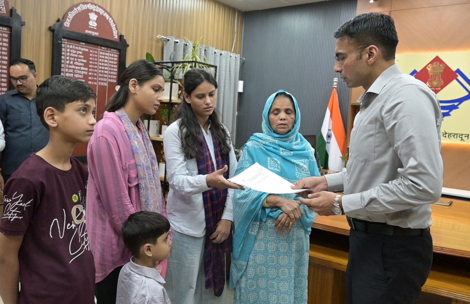 संवेदनशील प्रशासन की मिसाल: डीएम सविन बंसल ने कर्ज माफी से दिलाई राहत