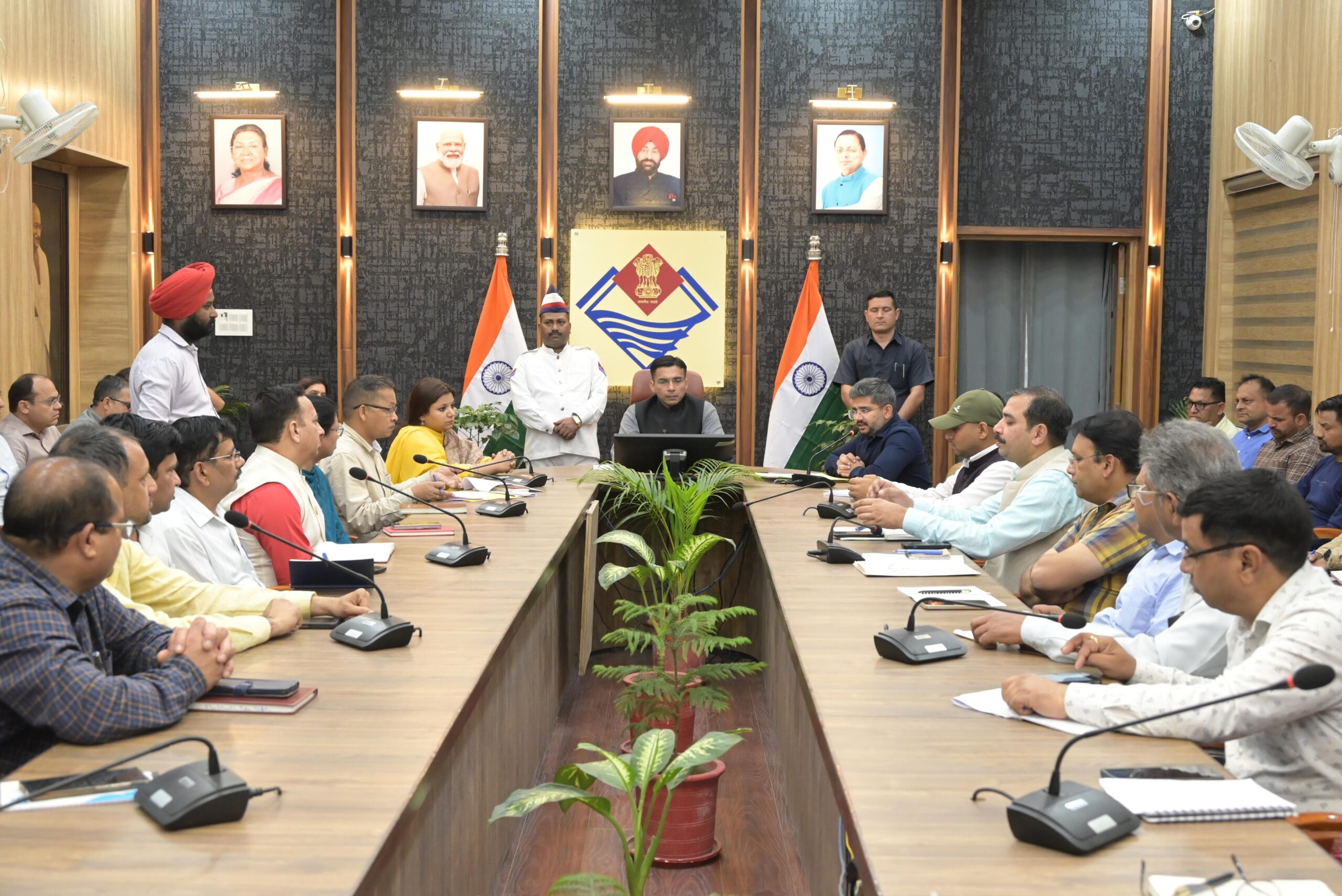 डीएम सविन बंसल की समीक्षा बैठक, हजारों की भीड़ को देखते हुए प्रशासन पूरी तरह मुस्तैद