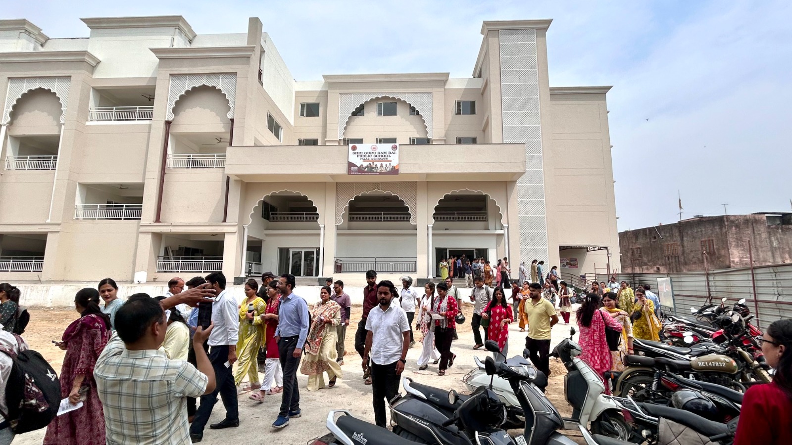 Shri Guru Ram Rai University के शिक्षा मिशन में शिक्षक बनने को युवाओं में जबरदस्त उत्साह