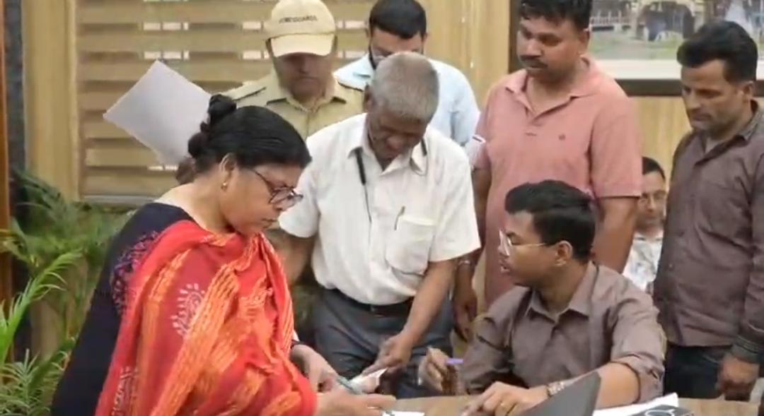 जनता दरबार में उमड़ी फरियादियों की भीड़, DM सविन बंसल के निर्देश पर प्रशासन ने दिखाई सख्ती