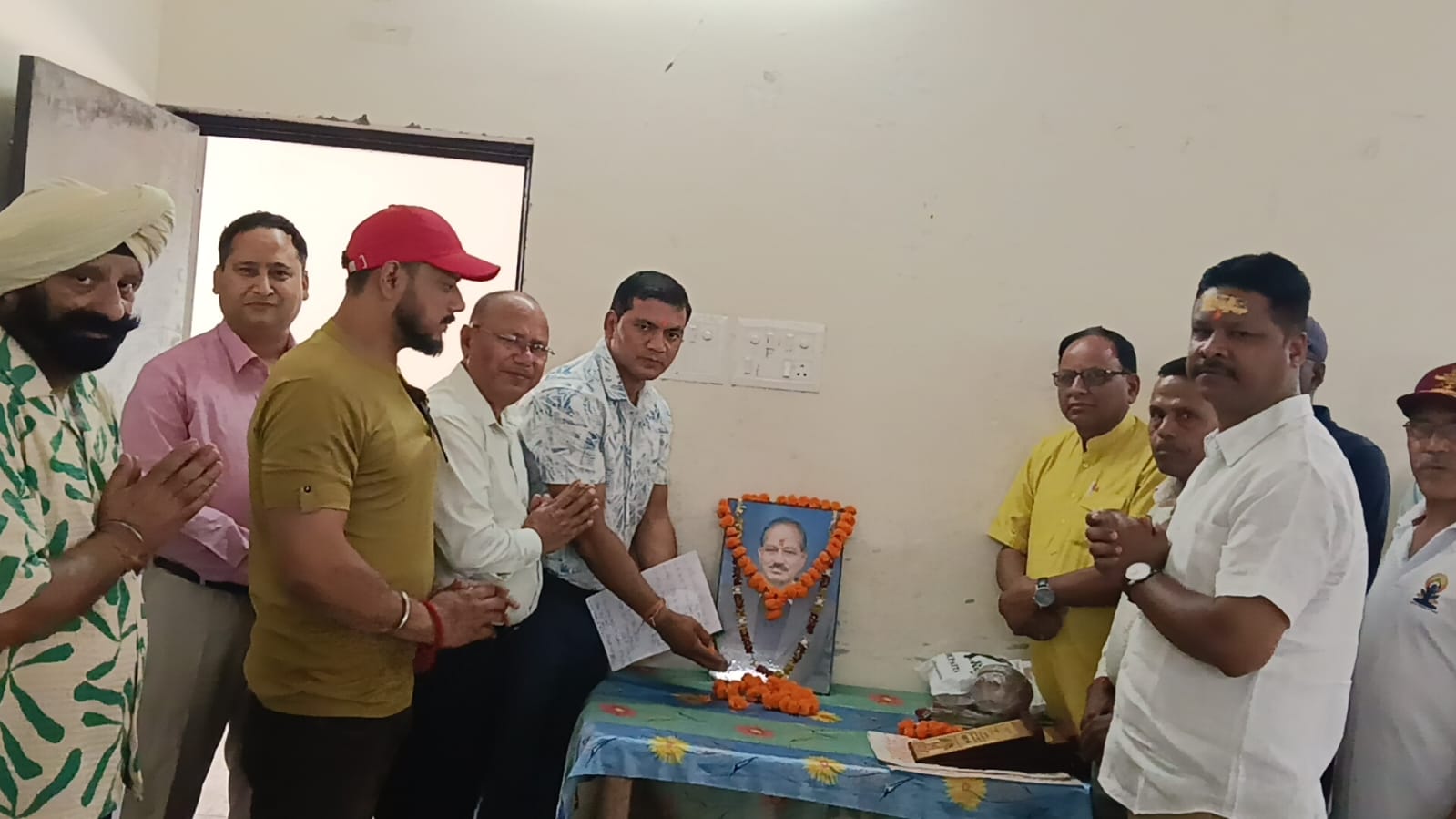 स्व. प्रेम सिंह बिष्ट की जयंती बनी प्रेरणा का पर्व, छात्र-छात्राओं को बांटे सम्मान चेक