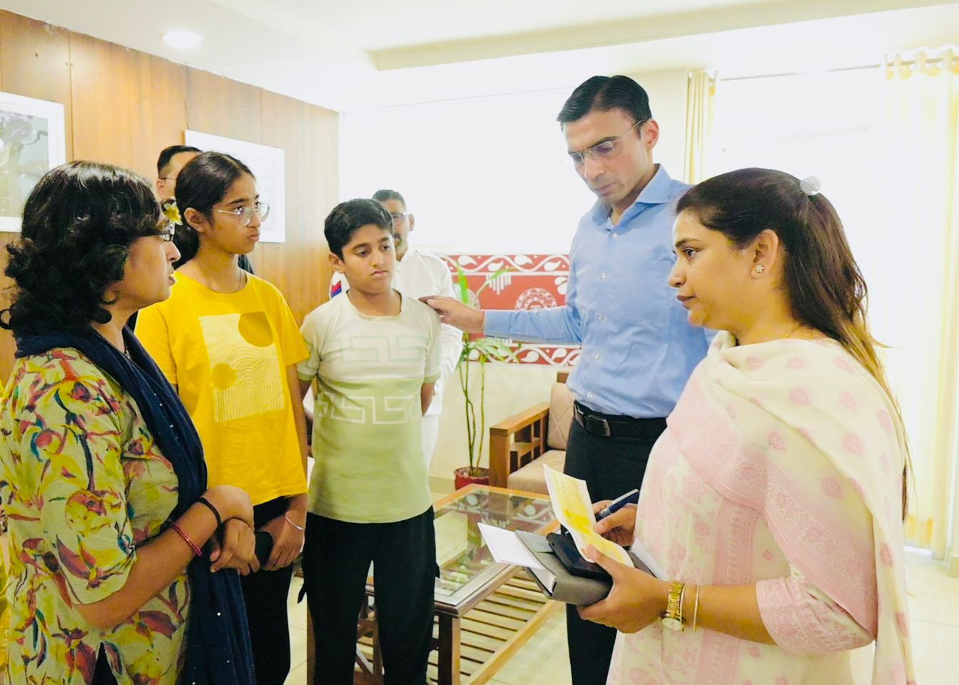 DM सविन बंसल की मानवीय पहल से बदली तस्वीर: बीमारी, बेबसी और आर्थिक संकट के बीच मिला सहारा