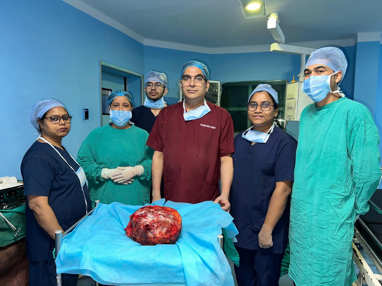 इन्दिरेश अस्पताल के चिकित्सकों ने बचाई महिला की जान, फुटबॉल आकार का ट्यूमर सफलतापूर्वक हटाया