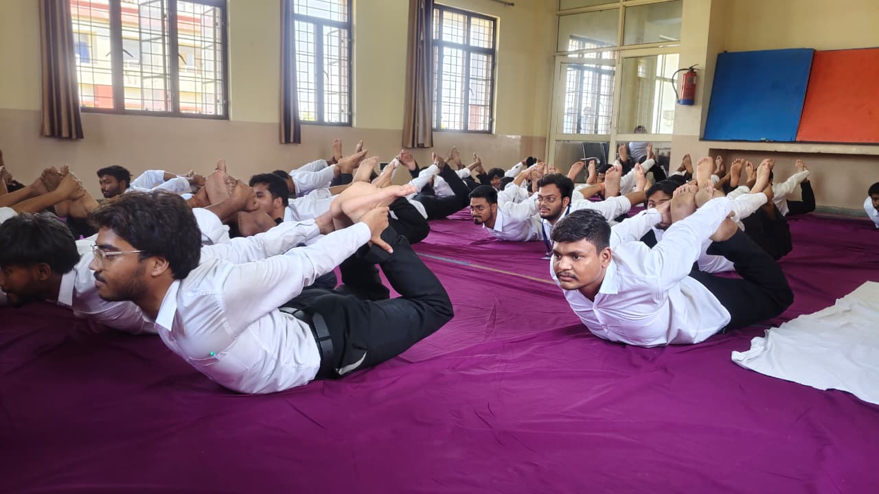 परीक्षा के दबाव से राहत दिलाने आगे आया गुरुकुल कांगड़ी, योग-प्राणायाम से छात्रों को नई ऊर्जा