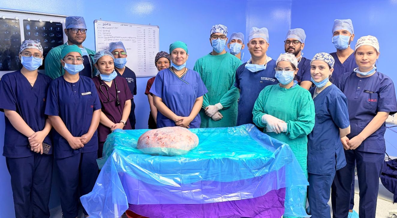 इन्दिरेश अस्पताल में जटिल कैंसर सर्जरी सफल, 15 किलो का ट्यूमर निकालकर बचाई महिला की जान