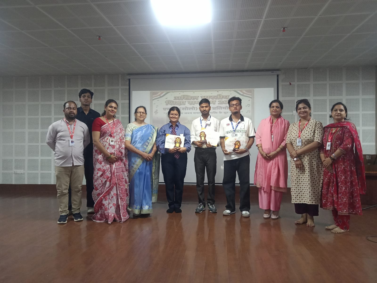 देशभक्ति के गीतों से सराबोर हुआ श्री गुरु राम राय विश्वविद्यालय, विद्यार्थियों ने सुरों में पिरोया राष्ट्रप्रेम