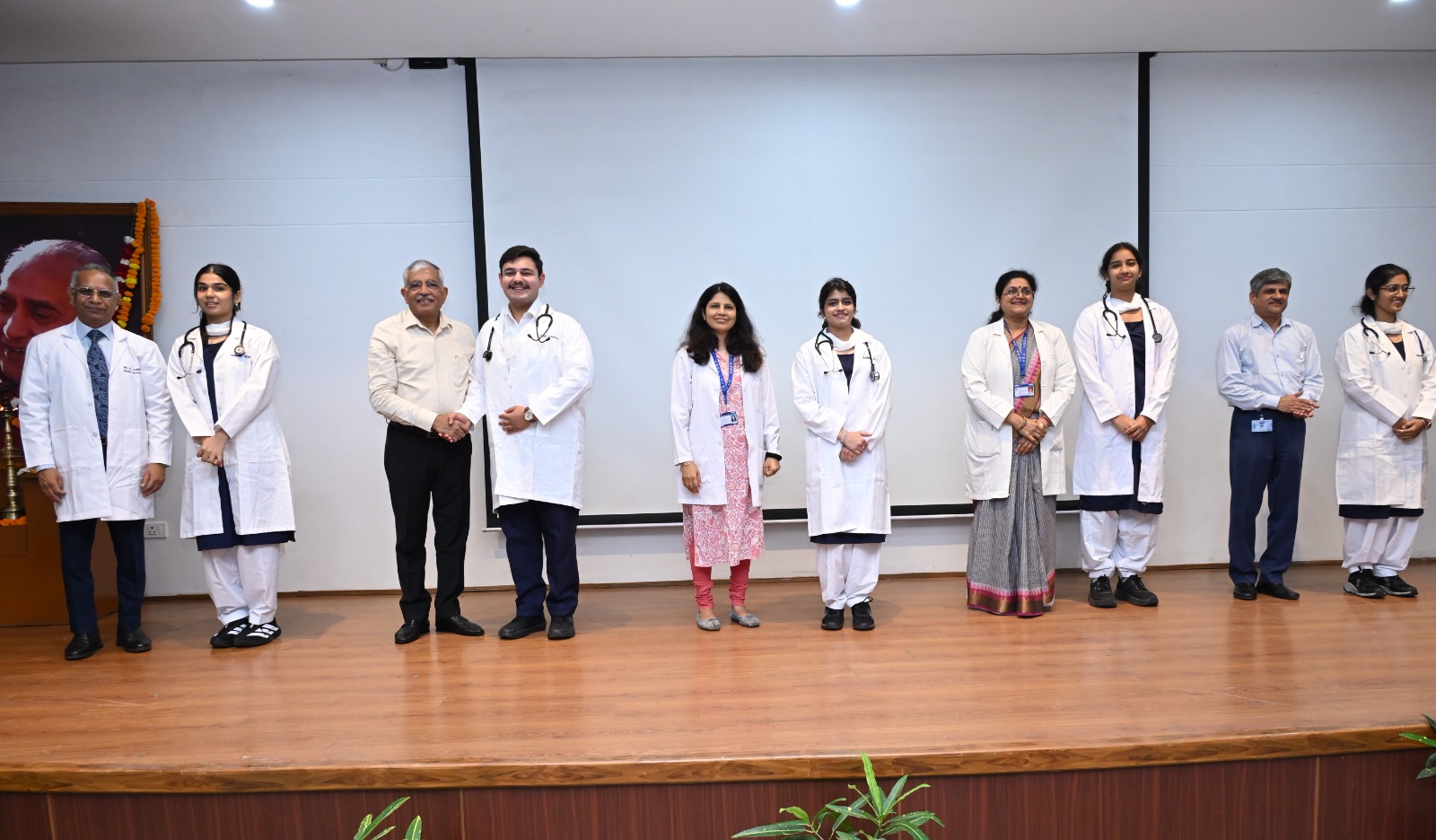 डिग्री से पहले सेवा का धर्म, हिम्स जौलीग्रांट में नवप्रवेशी मेडिकल छात्रों ने धारण किया सफेद कोट