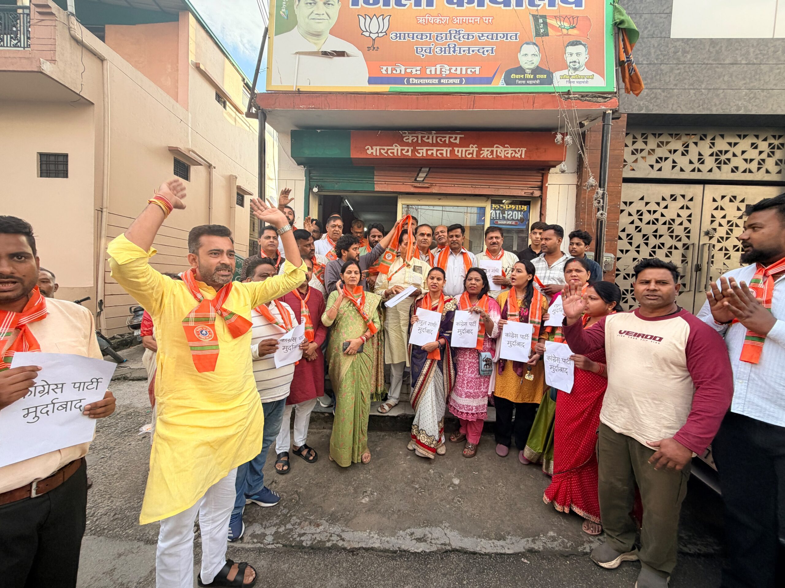 डोभाल पर टिप्पणी के विरोध में भाजपा ऋषिकेश का जोरदार प्रदर्शन, कार्यकर्ताओं ने जताया विरोध